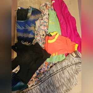 BUNDLES LIKE NEW 6 PIECES ,DIFFERENT BRAND SIZE MEDIUM .